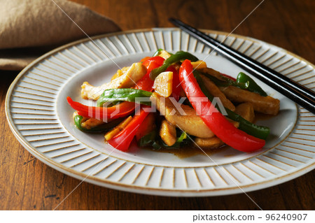 Garlic Stir-fried Chicken with Two Colored Peppers 96240907