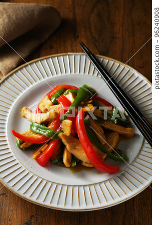 Garlic Stir-fried Chicken with Two Colored Peppers 96240908