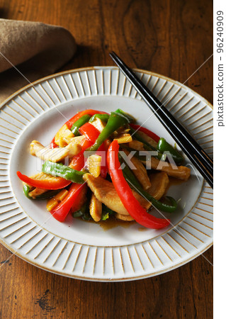 Garlic Stir-fried Chicken with Two Colored Peppers 96240909