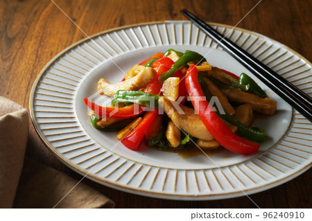 Garlic Stir-fried Chicken with Two Colored Peppers 96240910