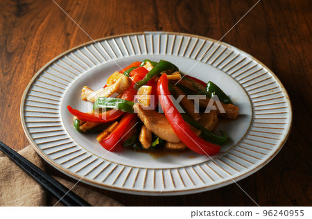 Garlic Stir-fried Chicken with Two Colored Peppers 96240955