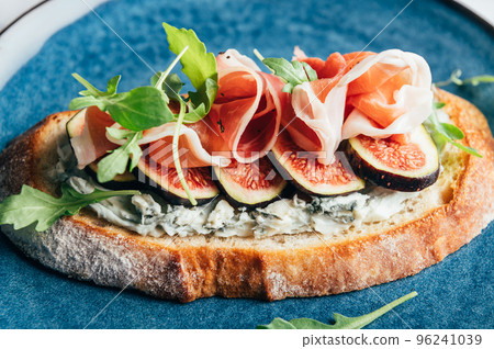 Open Sndwich with Prosciutto and Figs 96241039