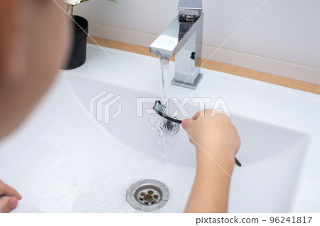 The child can toothbrush under running water 96241817