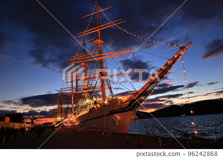 有帆船Nippon Maru的港口進入德山港 96242868