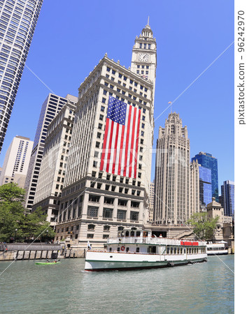 Cruise boat on Chicago River, with USA flag Cruise boat on Chicago River, with USA flag 96242970