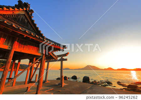 [愛媛縣]夕陽下的白石龍神社（松山市） 96245262