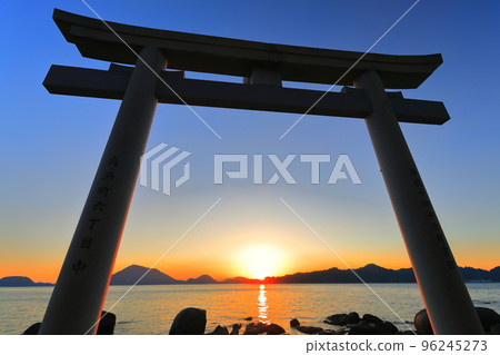 [Ehime Prefecture] Shiroishi Ryu Shrine at sunset (Matsuyama City) 96245273