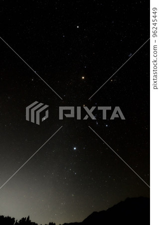 北斗市白州町南天的冬季鑽石和冬季星座火星 北斗市白州町南天的冬季鑽石和冬季星座火星 96245449