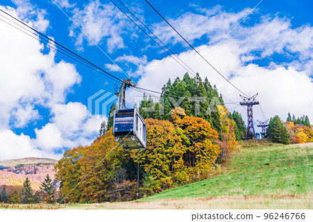 (Yamagata Prefecture) Yamagata Zao with autumn leaves, slopes waiting for snow (Yamagata Prefecture) Yamagata Zao with autumn leaves, slopes waiting for snow 96246766