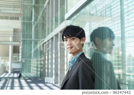 辦公室休閒風格男性肖像 辦公室休閒風格男性肖像 96247442