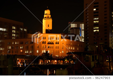 橫濱海關在晚上 96247903