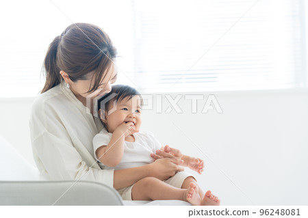 抱著嬰兒的母親 96248081