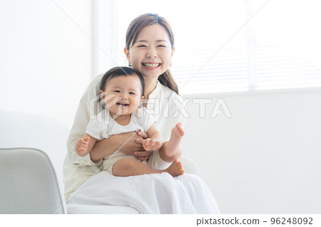 抱著嬰兒的母親 96248092