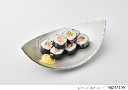 美味的壽司卷配蔥和肥金槍魚 96248109