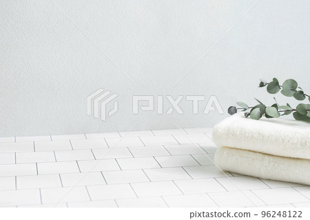 用於美容和化妝品的白毛巾和桉樹背景材料 96248122