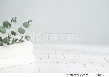 用於美容和化妝品的白毛巾和桉樹背景材料 96248123