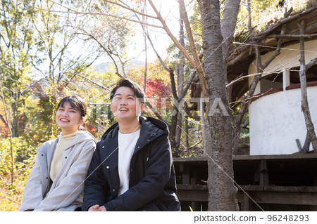 坐在四季之丘公園的一間小屋前聊天 坐在四季之丘公園的一間小屋前聊天 96248293