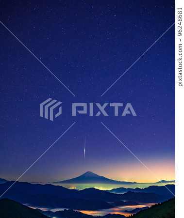 在夜空中奔跑的流星和富士山 在夜空中奔跑的流星和富士山 96248681