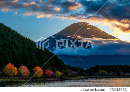 早晨的陽光照耀著富士山,秋天的紅葉照耀著狸木湖畔 早晨的陽光照耀著富士山,秋天的紅葉照耀著狸木湖畔 96248682