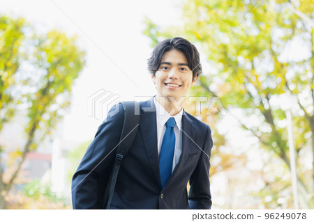 戶外散步的商人 戶外散步的商人 96249078