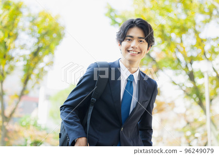 戶外散步的商人 戶外散步的商人 96249079