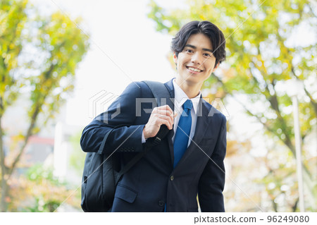 戶外散步的商人 戶外散步的商人 96249080