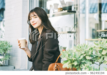 在戶外喝咖啡的女人 96249194