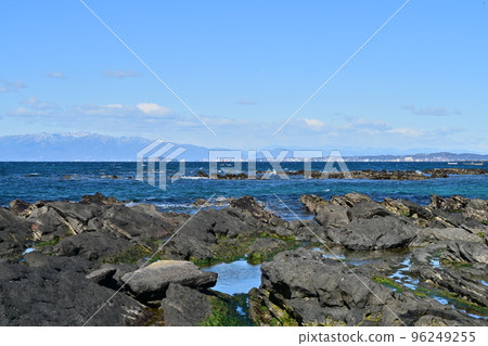 晴天從三浦半島橫須賀長井港眺望相模灣江之島富士山 晴天從三浦半島橫須賀長井港眺望相模灣江之島富士山 96249255