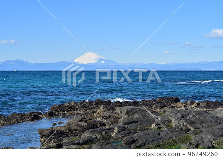 晴天從三浦半島橫須賀長井港眺望相模灣江之島富士山 晴天從三浦半島橫須賀長井港眺望相模灣江之島富士山 96249260