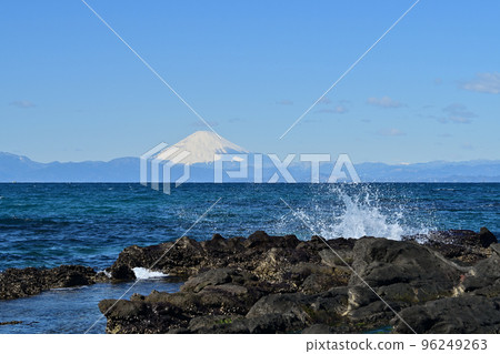 晴天從三浦半島橫須賀長井港眺望相模灣江之島富士山 96249263