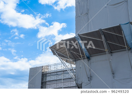 藍天和鷹架 96249320