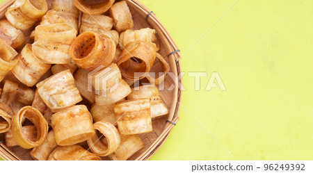 Crispy banana chip rolls. Fruit snack Crispy banana chip rolls. Fruit snack 96249392