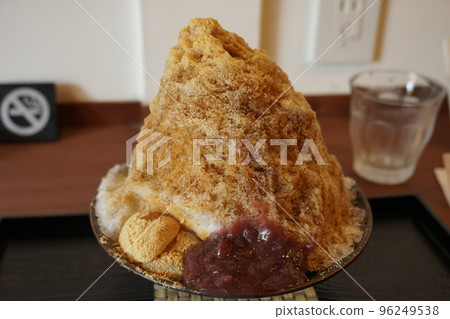 倉敷美觀地區的黑光豆粉刨冰配小米餃子 倉敷美觀地區的黑光豆粉刨冰配小米餃子 96249538