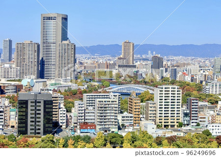 大阪府大阪市，從大阪城塔望去（向北朝向大川） 96249696