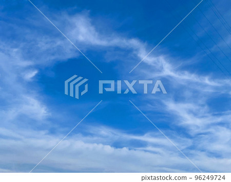 白色條紋雲在藍天中流動,似乎穿過天空 白色條紋雲在藍天中流動,似乎穿過天空 96249724