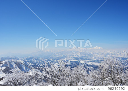 冬季從鍋倉山看到的雪山山脈 黑姬山 妙高山 96250292