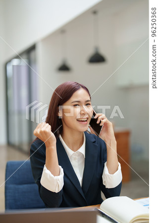 Businessmen use the smart phone to contact partners, success concept. Businessmen use the smart phone to contact partners, success concept. 96250368