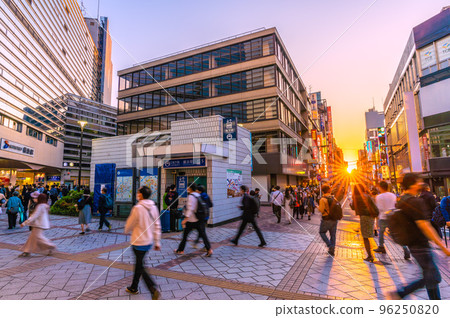 日本 11 月的橫濱市景。橫濱站的景色和日落美麗的“鑽石”Parnado ST = 12 96250820