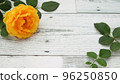 黃玫瑰和白木背景 96250850
