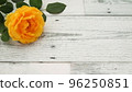 黃玫瑰和白木背景 96250851