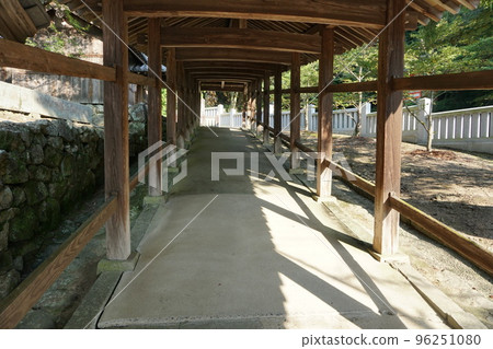 穿過吉備津神社的迴廊 穿過吉備津神社的迴廊 96251080