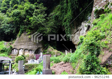 Aira City Tenpukuji Magaibutsu and Nabekura Cave 96251246