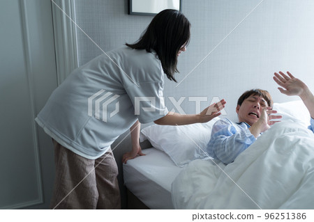 妻子早上叫醒丈夫 96251386