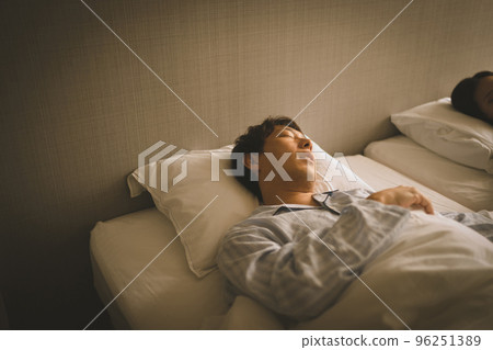 睡在雙人床上的夫婦 96251389