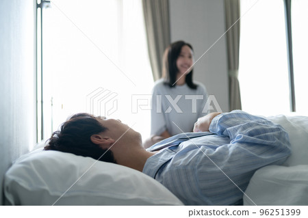 一個40多歲的男人在臥室裡 96251399