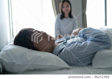 一個40多歲的男人在臥室裡 96251400