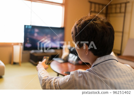Men in their 40s in pajamas 96251402