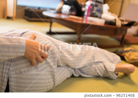 40多歲的男人穿睡衣 96251408