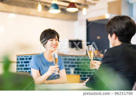 午餐時敬酒的男女 96251790