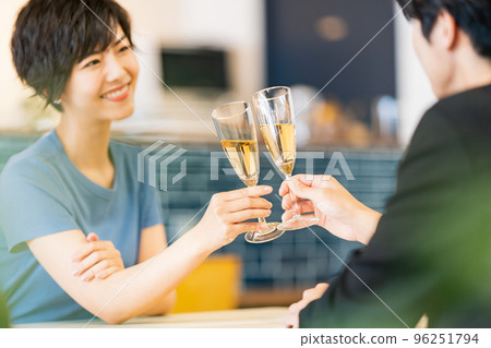 Men and women toasting at lunch 96251794